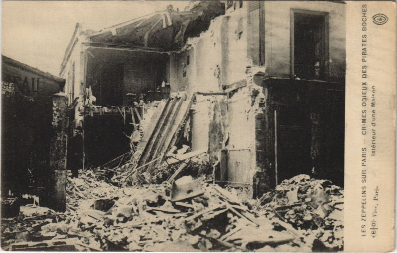 Carte postale ancienne Les Zeppelins Sur Paris Interieur d'une maison