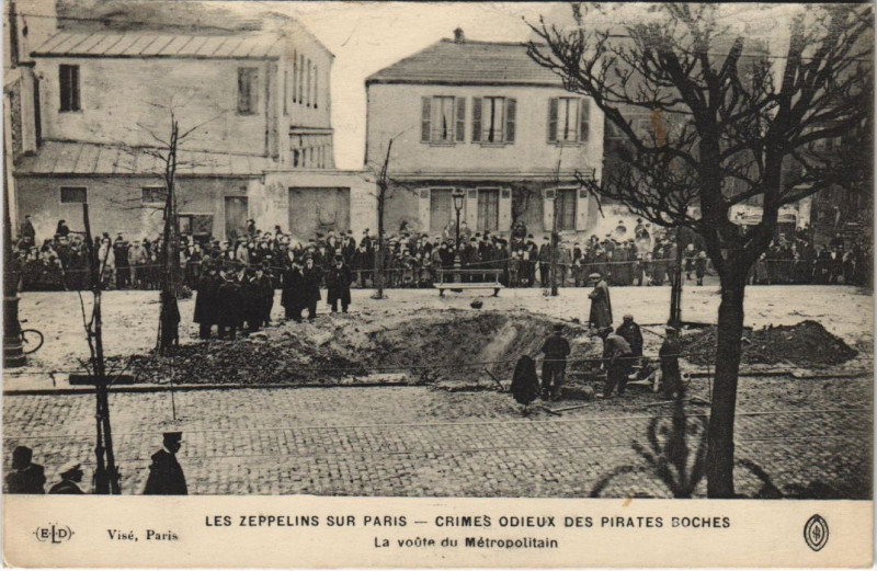 Carte postale ancienne Les Zeppelins Sur Paris La voute du Metropolitain à Paris
