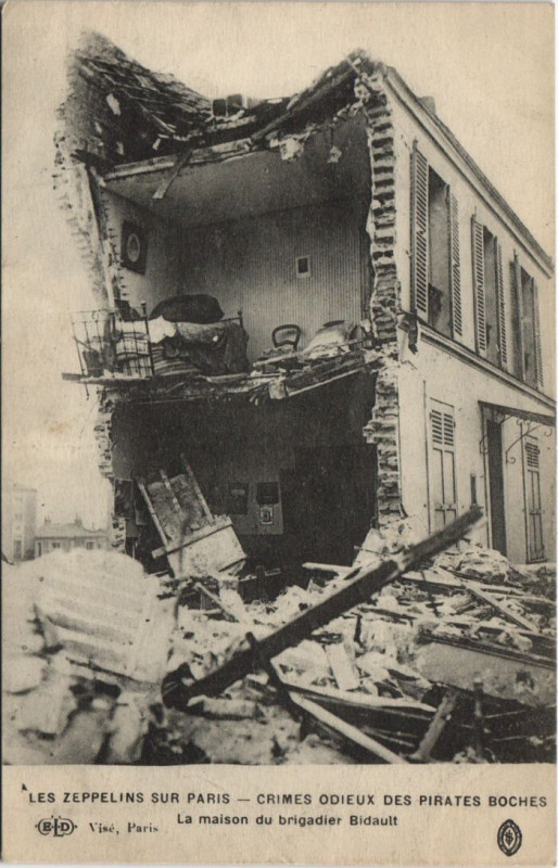 Carte postale ancienne Les Zeppelins Sur Paris La maison du brigadier Bidault à Paris