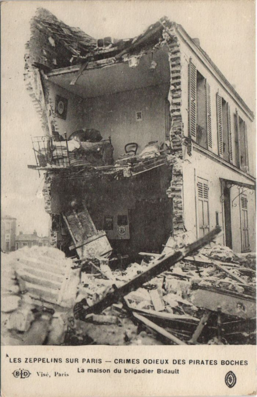 Carte postale ancienne Les Zeppelins Sur Paris La maison du brigadier Bidault à Paris