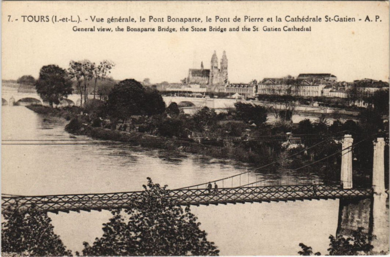 Carte postale ancienne Tours Vue generale Pont bonaparte à Tours