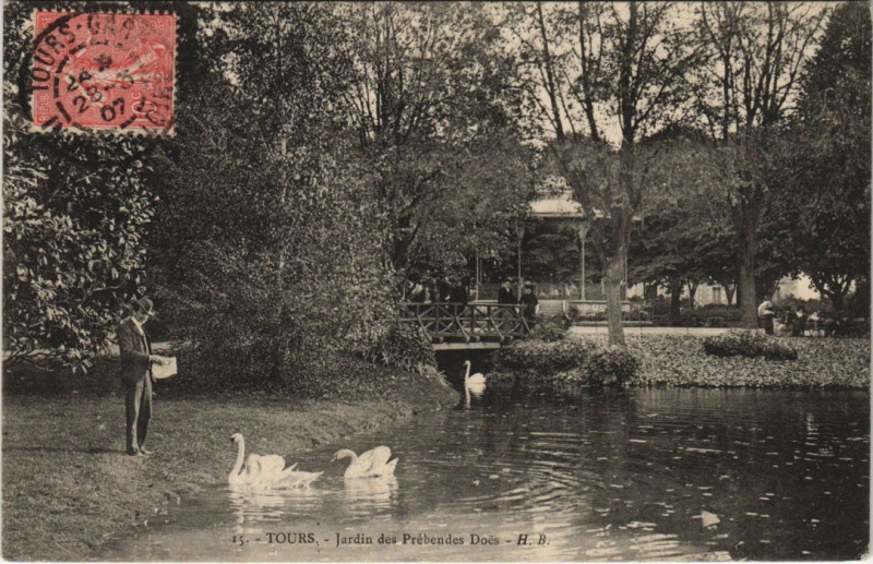 Carte postale ancienne Tours Jardin des Prebendes Does à Tours