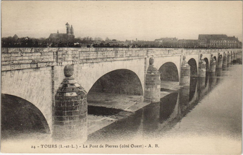 Carte postale ancienne Tours Pont de Pierre à Tours