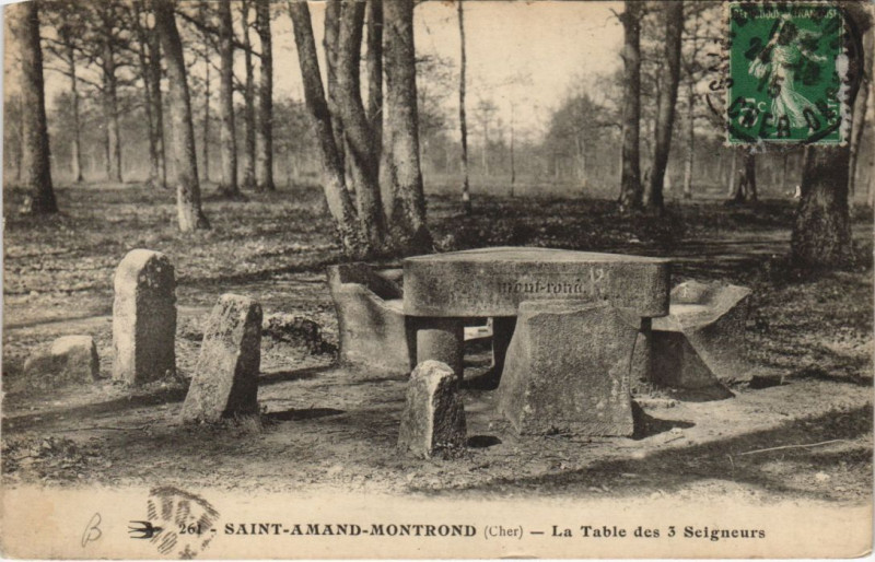 Carte postale ancienne Saint-Amand-Montrond Tabel des 3 Seigneurs à Saint-Amand-Montrond