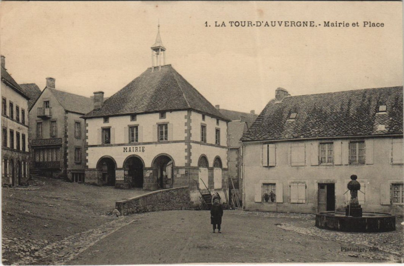 Carte postale ancienne La Tour-D'Auvergne Mairie et Place à La Tour-d'Auvergne