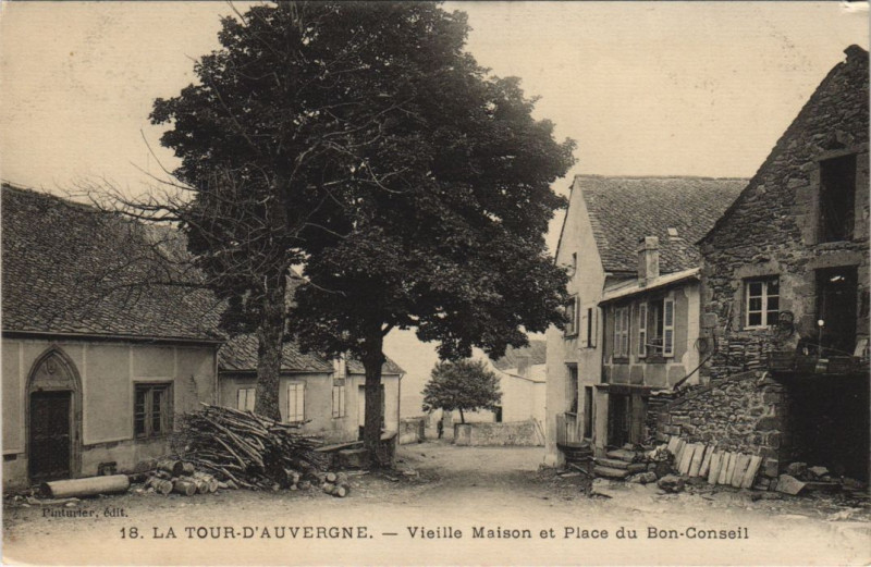 Carte postale ancienne La Tour-D'Auvergne Vieille Maison et Place du Bon-Conseil à La Tour-d'Auvergne