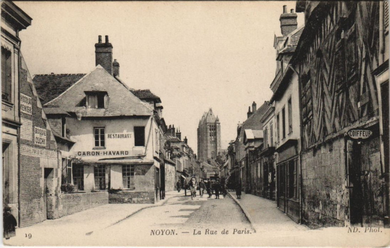Carte postale ancienne Noyon Rue de Paris à Noyon