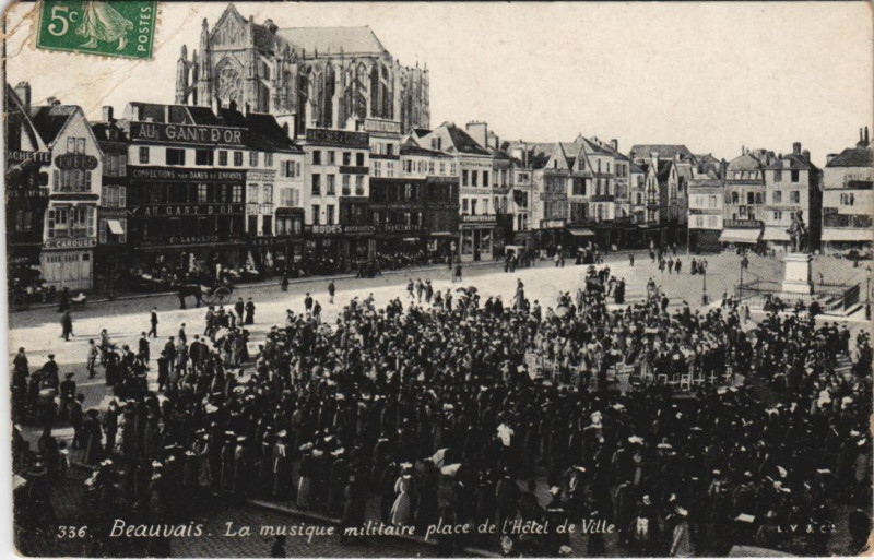 Carte postale ancienne Beauvais Musique Militaire Place de l'Hotel de Ville à Beauvais