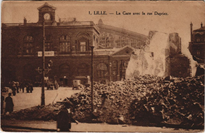 Carte postale ancienne Guerre Militaire Lille La Gare avec rue Dupriez à Erre