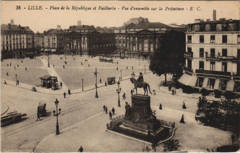 Carte postale ancienne Lille Place de la Republique et Faidherbe à Lille