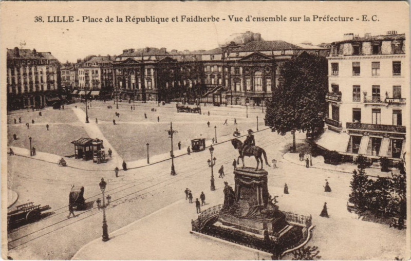Carte postale ancienne Lille Place de la Republique à Lille