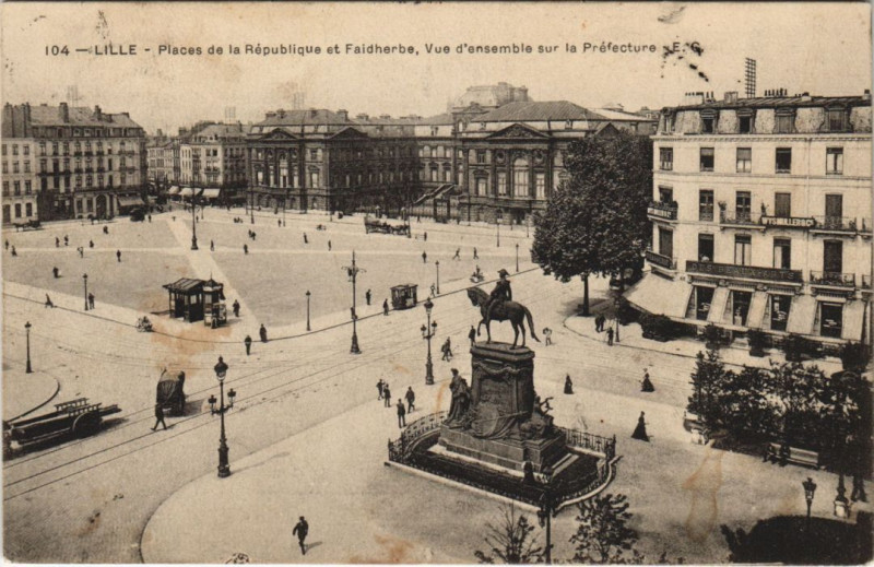 Carte postale ancienne Lille Place de la Republique à Lille