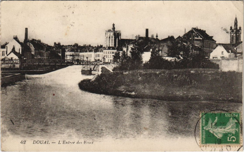 Carte postale ancienne Douai Entrée des Eaux à Douai