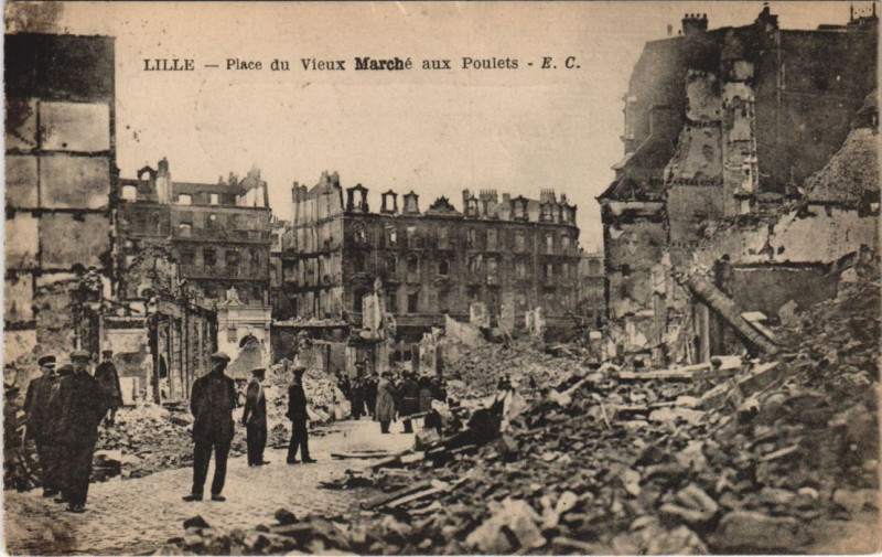 Carte postale ancienne Guerre Militaire Lille Place du Vieux Marche aux Poulets à Erre