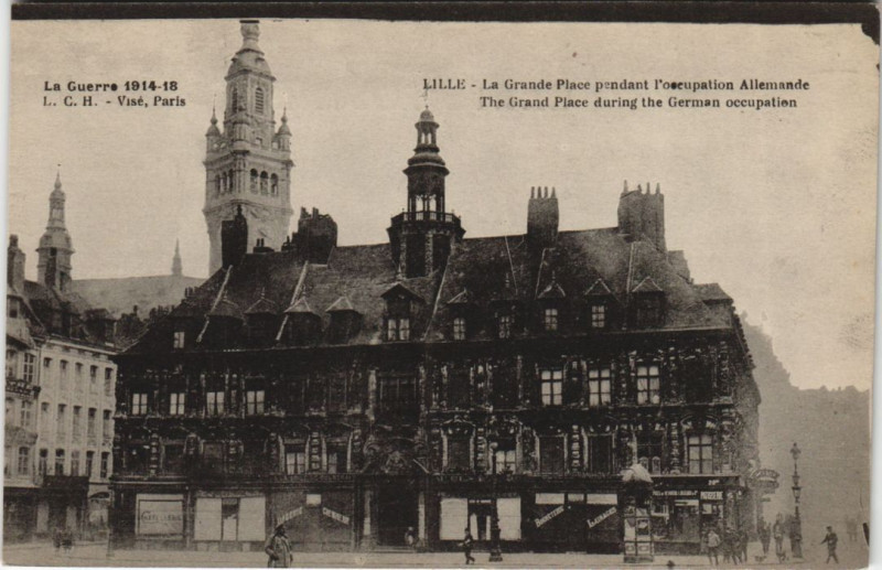 Carte postale ancienne Guerre Militaire Lille La Grande Place à Erre