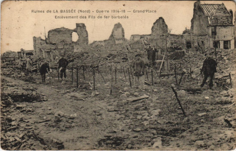 Carte postale ancienne Guerre Militaire La Bassee Ruines grande Place à Erre