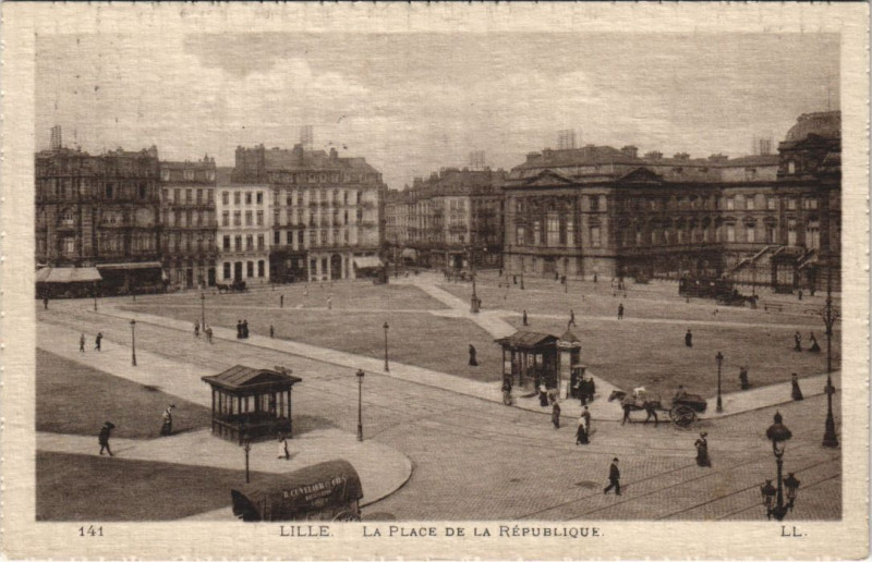 Carte postale ancienne Lille Place de la Republique à Lille