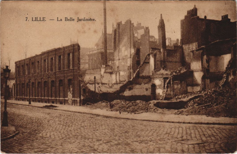 Carte postale ancienne Guerre Militaire Lille La Belle Jardiniere à Erre