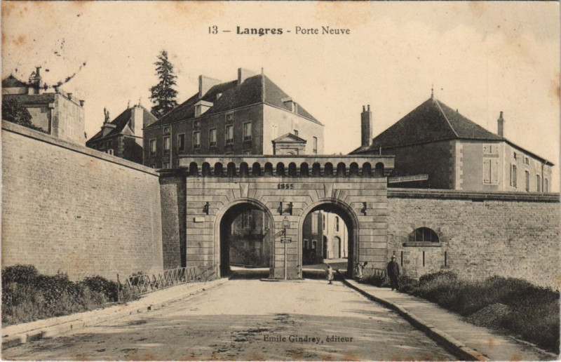 Carte postale ancienne Langres Porte Neuve à Langres