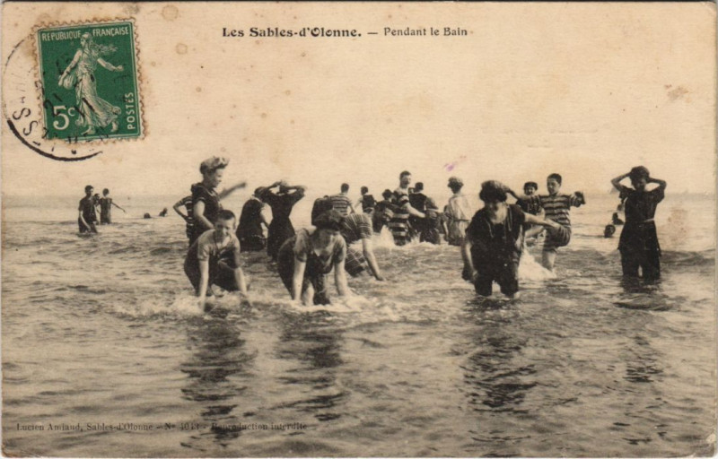 Carte postale ancienne Les Sables-D'Olonne Pendant le bain aux Sables-d'Olonne
