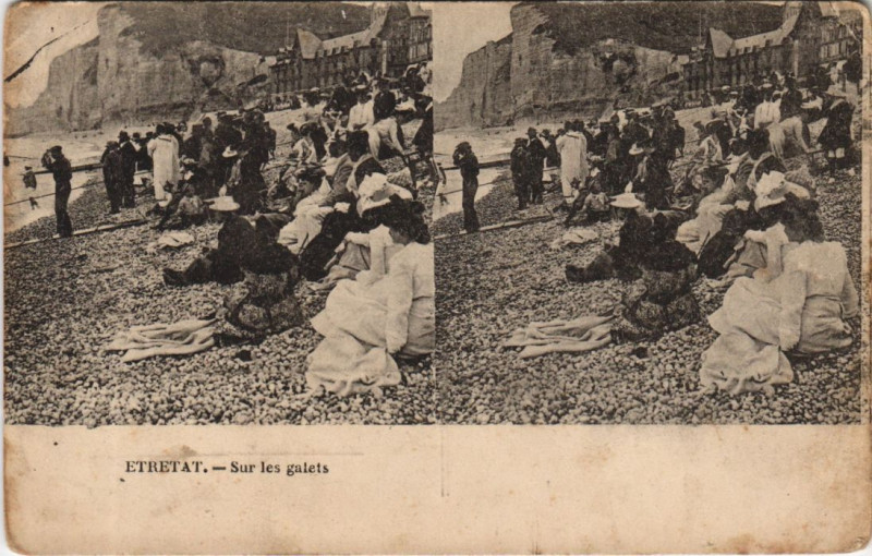Carte postale ancienne Etretat Sur les galets