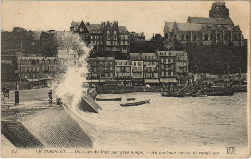 Carte postale ancienne Le Treport Un coin du port par gros temps