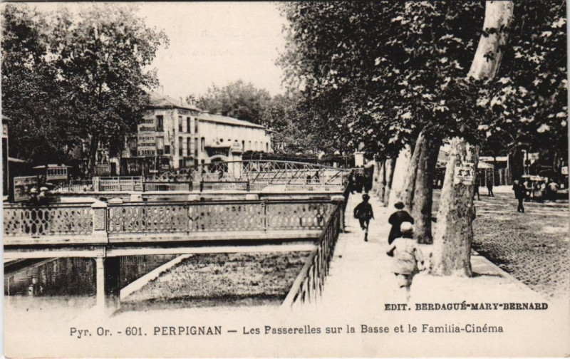 Carte postale ancienne Perpignan Les Passerelles sur la Basse Familia Cinema à Perpignan