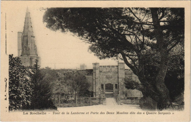 Carte postale ancienne La Rochelle Tour de la lanterne Porte des 2 Moulins à La Rochelle