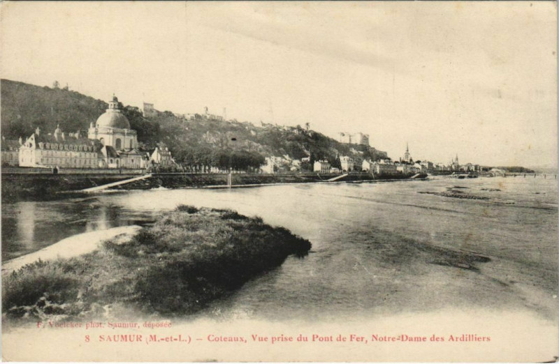 Carte postale ancienne Saumur Coteaux Vue prise du Pont de Fer N.-D. des Ardi à Saumur