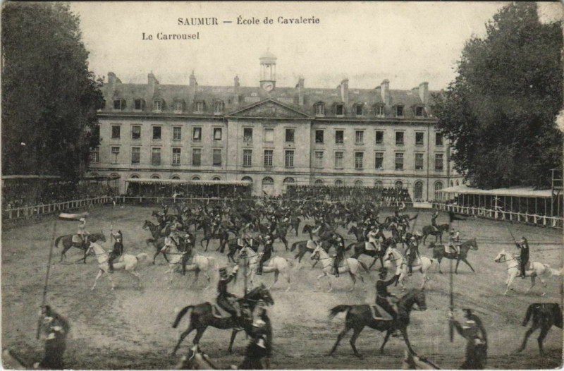Carte postale ancienne Saumur Ecole de Cavalerie Le Corrusel à Saumur