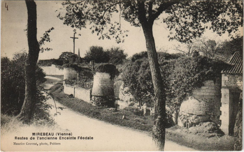 Carte postale ancienne Mirebeau Restes de l'Ancienne Enceinte Feodale à Mirebeau