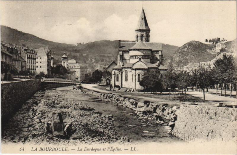 Carte postale ancienne La Bourboule La Dordogne et l'Eglise à La Bourboule
