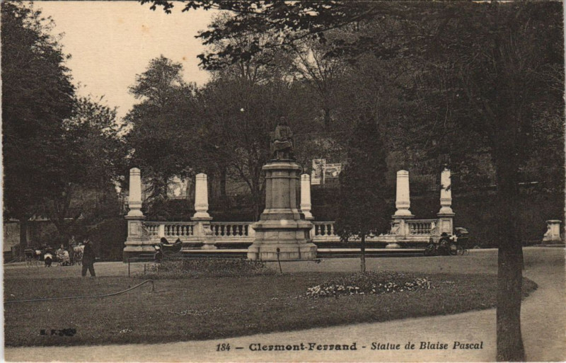 Carte postale ancienne Clermont-Ferrand Statue de Blaise Pascal à Clermont-Ferrand