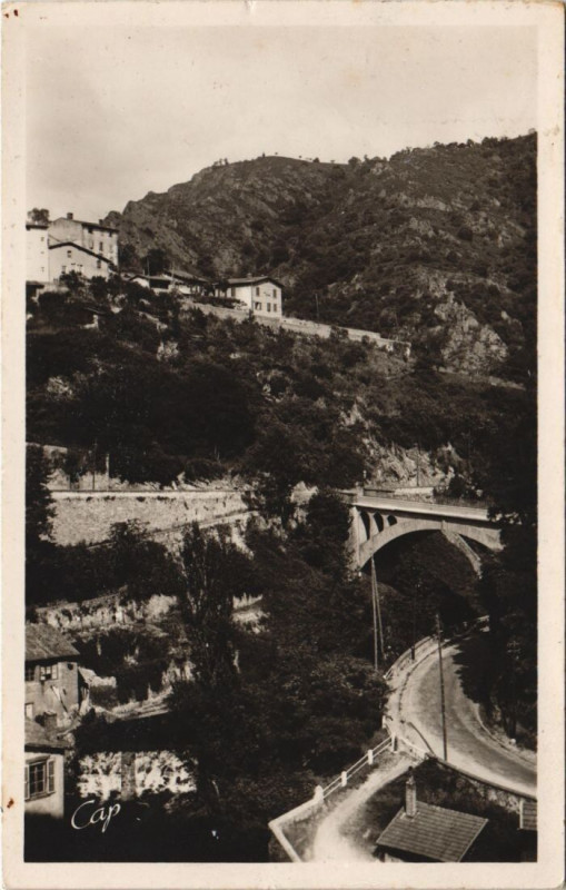 Carte postale ancienne Thiers Le Pont Saint-Roch à Thiers