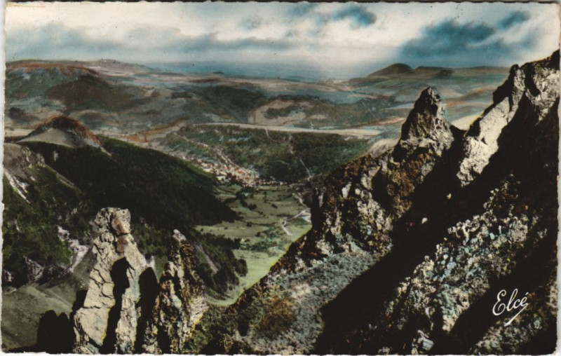 Carte postale ancienne Le Mont-Dore Puy de Sancy - Les Aiguilles de la Vallee d'Enfer à Mont-Dore