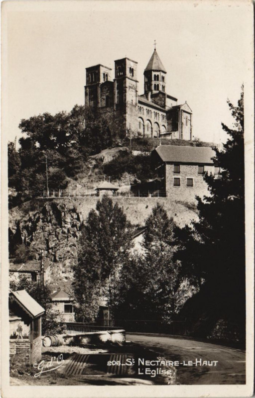 Carte postale ancienne Saint-Nectaire Saint-Nectaire-le-Haut - L'Eglise à Saint-Nectaire