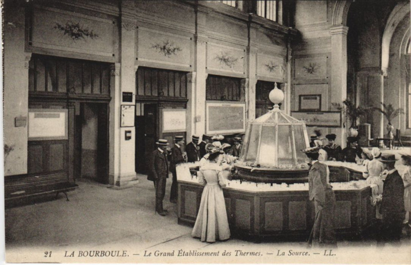 Carte postale ancienne La Bourboule Le Grand Etablissement des Thermes - La Source à La Bourboule
