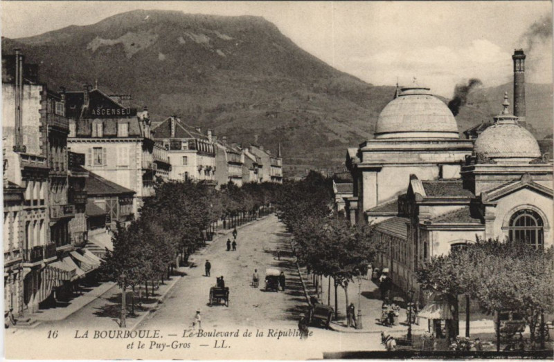 Carte postale ancienne La Bourboule Le Boulevard de la Republique et le Puy-Gros à La Bourboule