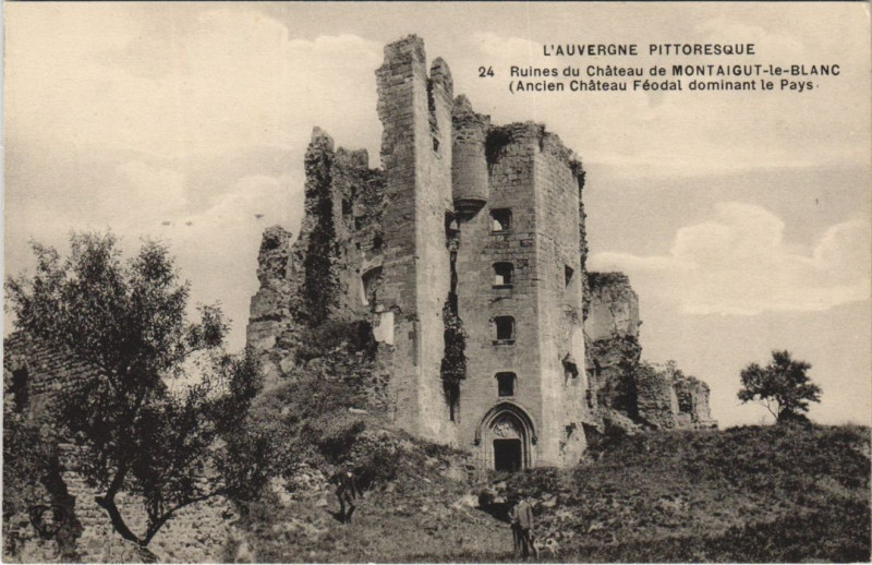 Carte postale ancienne Ruines du Chateau de Montaigut-le-Blanc à Montaigut