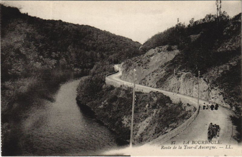 Carte postale ancienne La Bourboule Route de la Tour-d'Auvergne à La Bourboule
