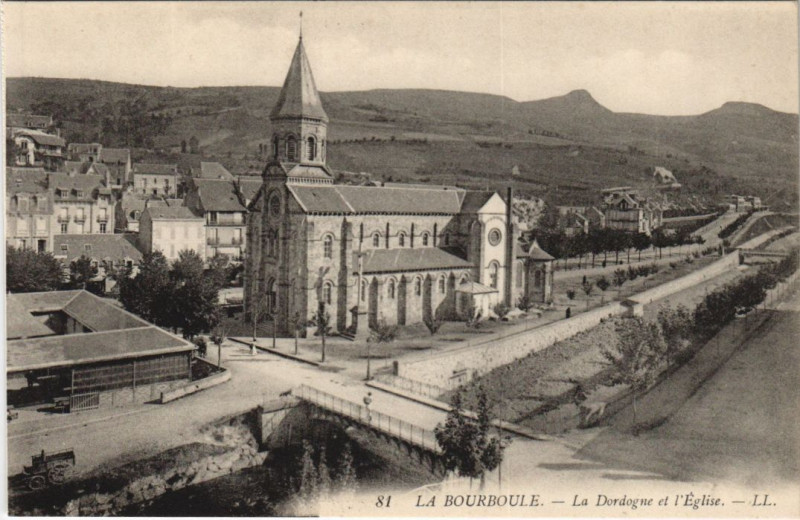 Carte postale ancienne La Bourboule La Dordogne et l'Eglise à La Bourboule