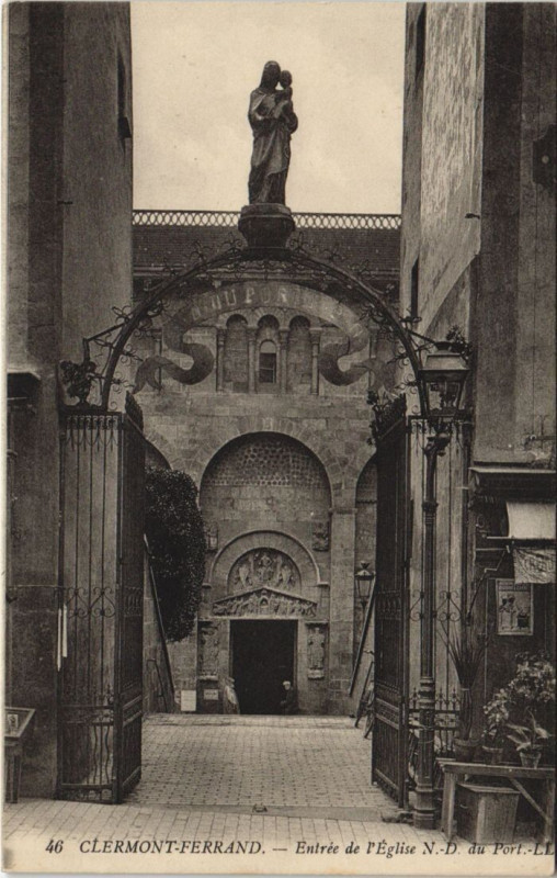 Carte postale ancienne Clermont-Ferrand Entree de l'Eglise Notre-Dame du Port à Clermont-Ferrand