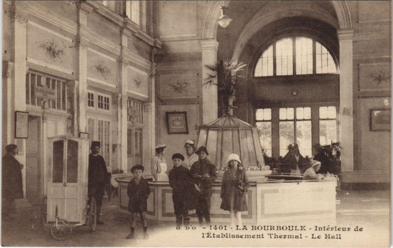 Carte postale ancienne La Bourboule Interieur de l'Etablissement Thermal - Le Hall à La Bourboule