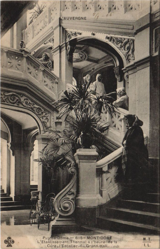 Carte postale ancienne Le Mont-Dore L'Etablissement Thermal - L'Escalier du Grand Hall à Mont-Dore