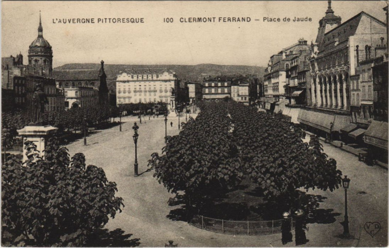 Carte postale ancienne Clermont-Ferrand Place de Jaude à Clermont-Ferrand