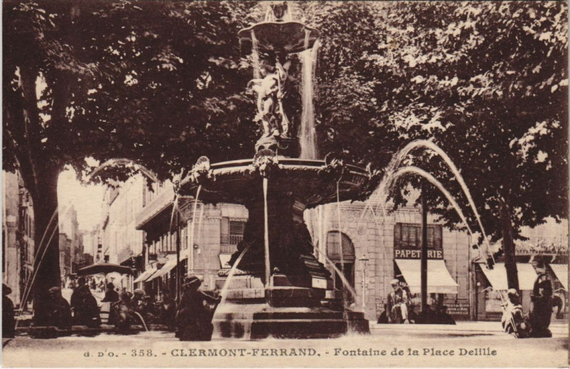 Carte postale ancienne Clermont-Ferrand Fontaine de la Place Delille à Clermont-Ferrand