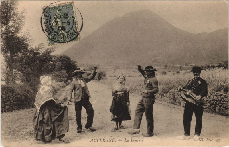 Carte postale ancienne Auvergne - La Bourree