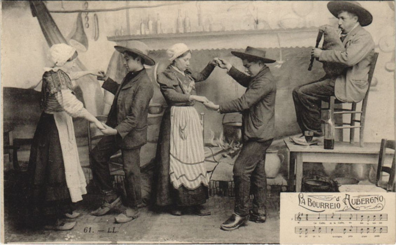 Carte postale ancienne La Bourreio d'Aubergno - Folklore