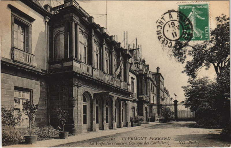 Carte postale ancienne Clermont-Ferrand La Prefecture à Clermont-Ferrand