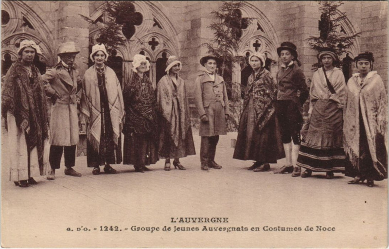 Carte postale ancienne Groupe de Jeunes Auvergnats en Costumes de Noce